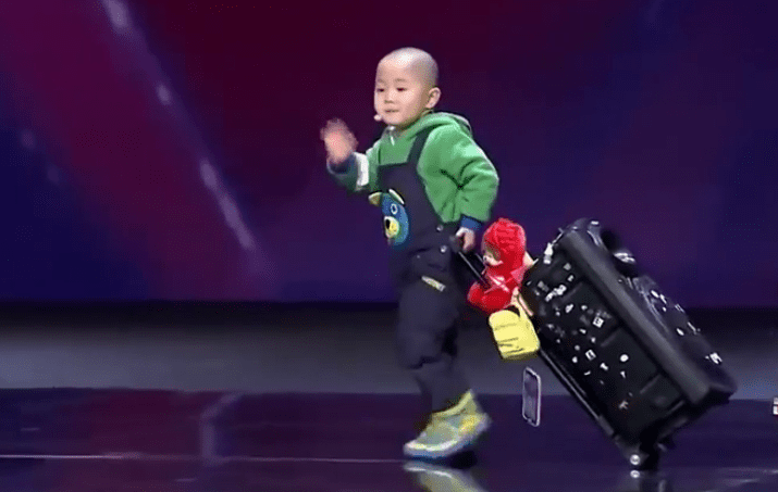Adorable 3-Year-Old Is Very Happy To Dance And Makes The Entire Audience Smile