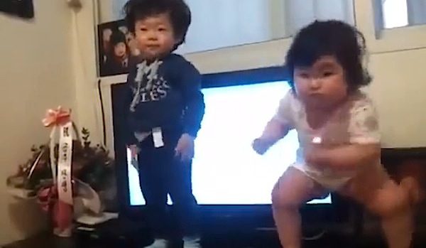 How This Baby Grooves To Music Cracks up Everyone Watching