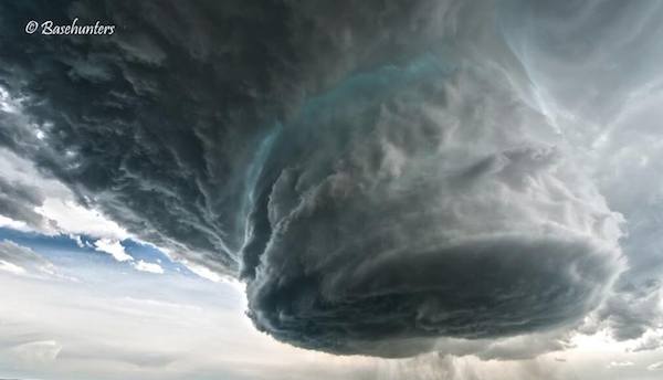 A Team Of Storm Chasers Caught This Remarkable Supercell On Camera. Absolutely Incredible!