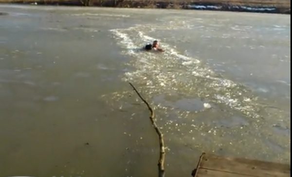 man-saves-dog-from-ice-1
