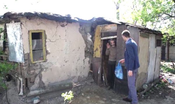 Men help old man get new home