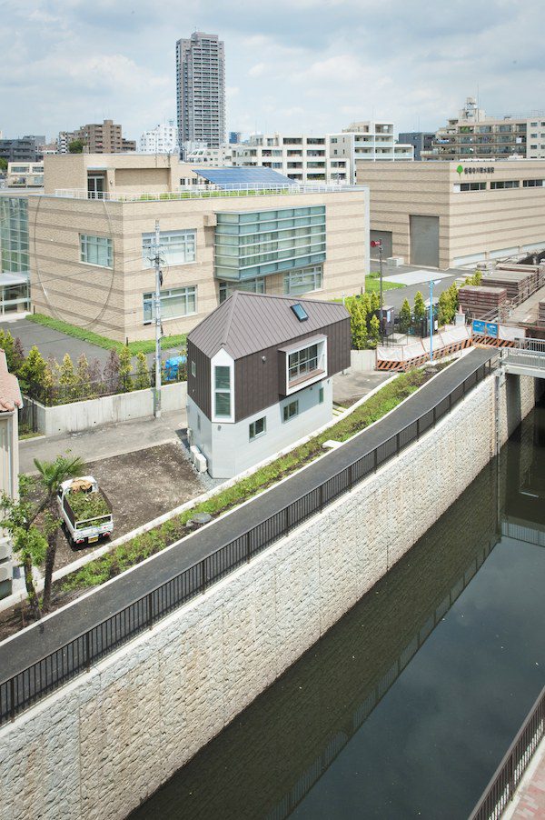 river side home by Kota Mizuishi