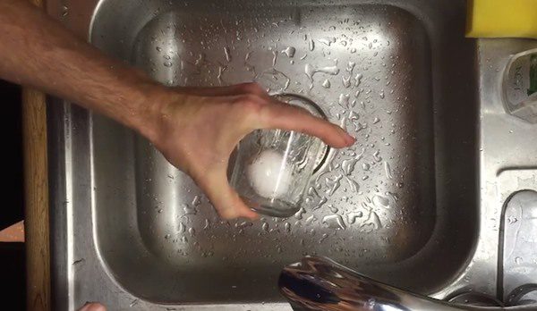 peeling an egg in minutes