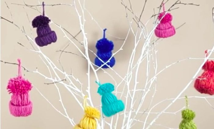 How To Make An Adorable Holiday Ornament With Yarn And A Toilet Paper Roll