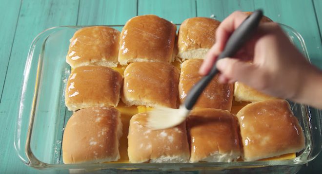 How To Make Delicious Pull-Apart Cheesy Sliders In The Oven