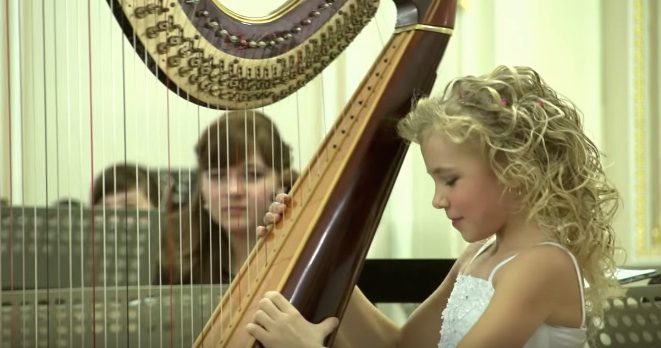 girl plays harp