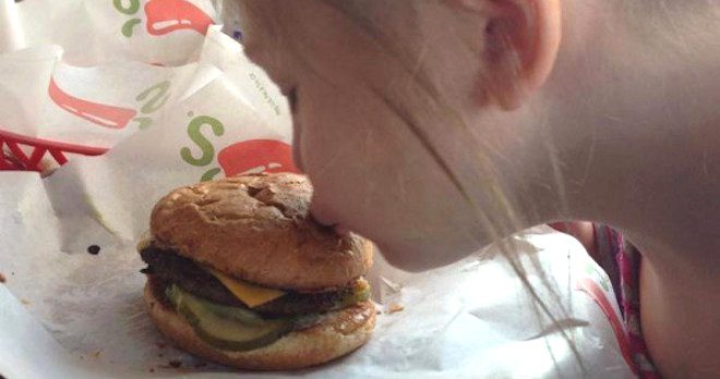 Kind Waitress Fixes ‘Broken’ Cheeseburger For Little Girl With Autism And Makes Her Day