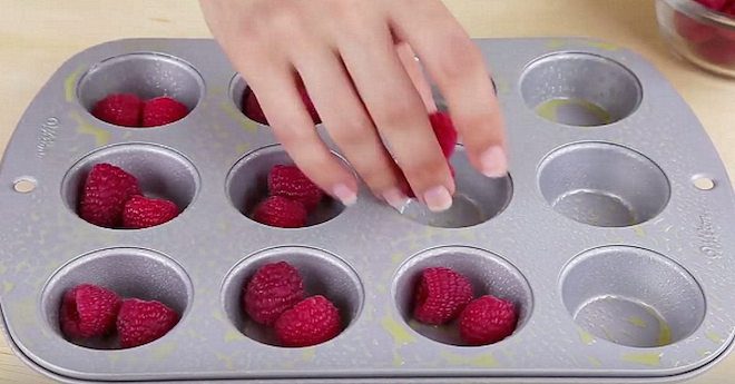 These 3-Ingredient Berry Muffins Don’t Need Flour To Taste Fantastic