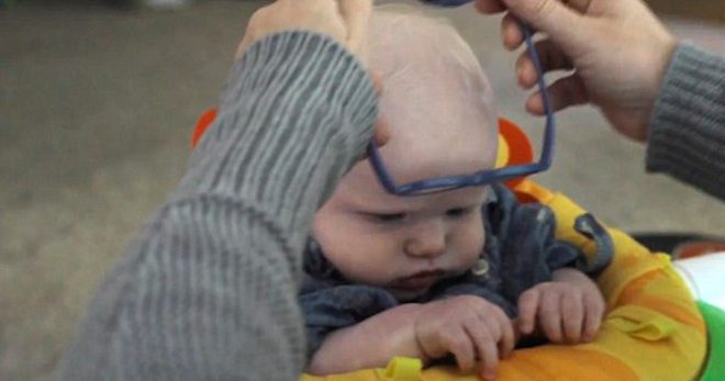 Baby Sees Mom For The First Time With The Help Of Special Glasses