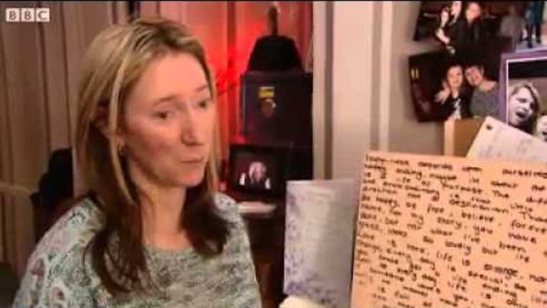 Parents Finds Touching Message On The Back Of Their Late Daughter’s Mirror
