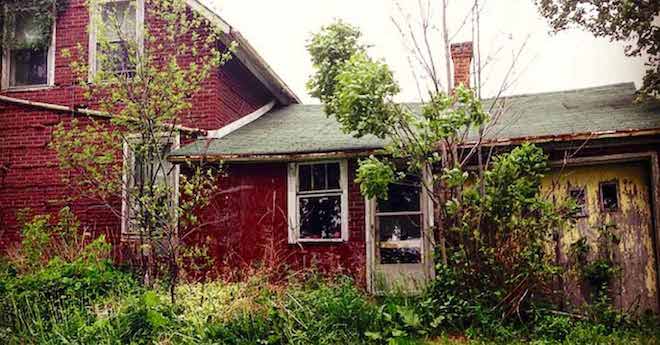 Urban Explorer Steps Into ‘Abandoned Home’ And Finds A Life-Changing Surprise Inside