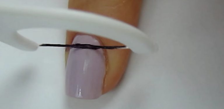 Woman Uses Dental Floss Onto Her Nail To Create Amazing Striped Nails