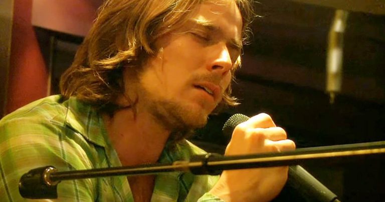 Willie Nelson’s Son Stuns Everyone With Impromptu Performance Of His Dad’s Classic Tune