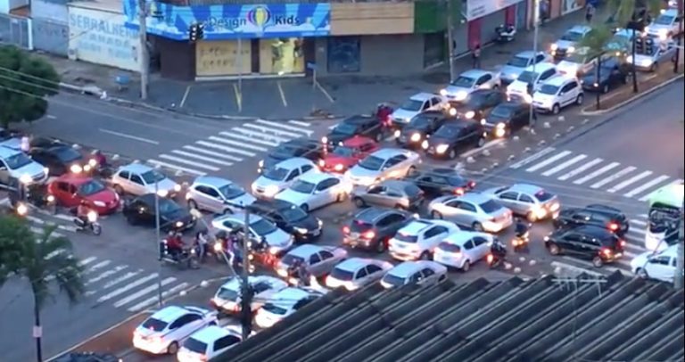 Drivers Make A Huge Mess At Intersection After Electricity Blackout