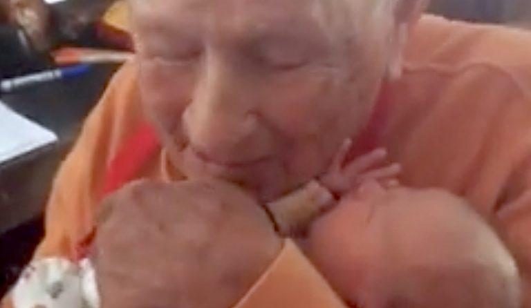 105-Year-Old Meeting His 5-Day-Old Great Grandson Is Melting Everyone’s Hearts