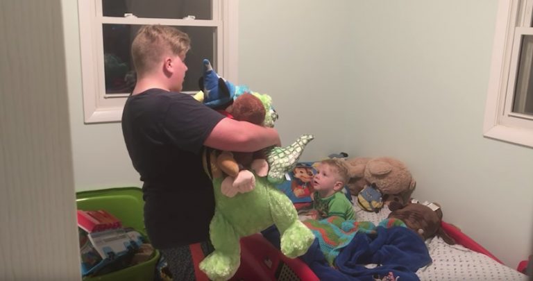 Dad Catches Big Brother’s Sweet Bedtime Ritual With Little Brother On Video