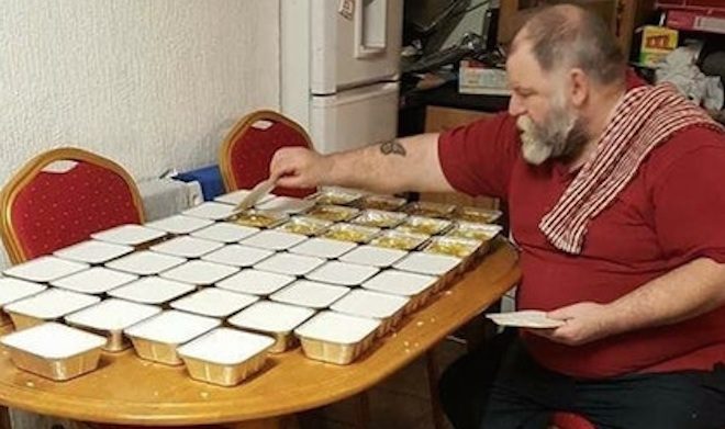 Big-Hearted Pensioner Makes 50 Dinners For The Homeless Every Week And Pays For Food Himself