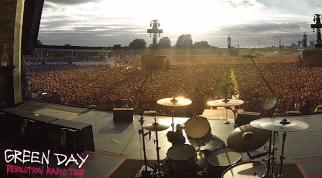 Crowd Of Thousands Sings ‘Bohemian Rhapsody’ Waiting for Green Day To Perform