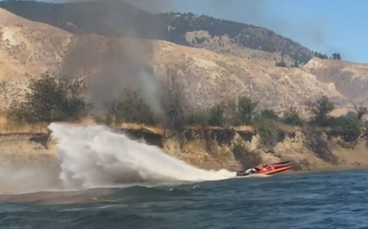 Quick-thinking Boater Helps Put Out Wild Fire With His Jet Boat