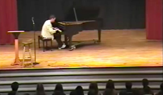 pianist plays Chopsticks