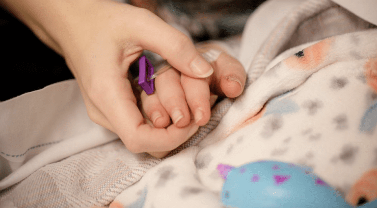 5-Year-Old Girl in Heartbreaking Viral Photo with Grieving Grandfather Passes Away