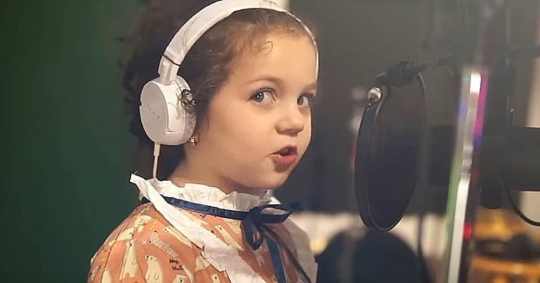 Talented 5-Year-Old Girl Adorably Sings Sinatra Classic ‘Fly Me To The Moon’