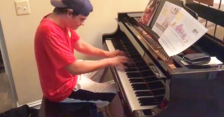 Delivery Guy Brings Pizza And Stuns Family When He Gives Amazing Performance On Their Piano