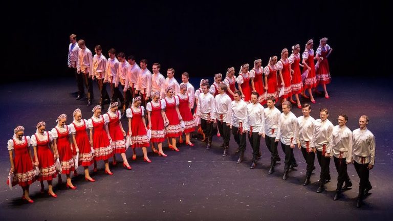 Fifty Russian Dancers Perform Spellbinding ‘Summer’ Dance