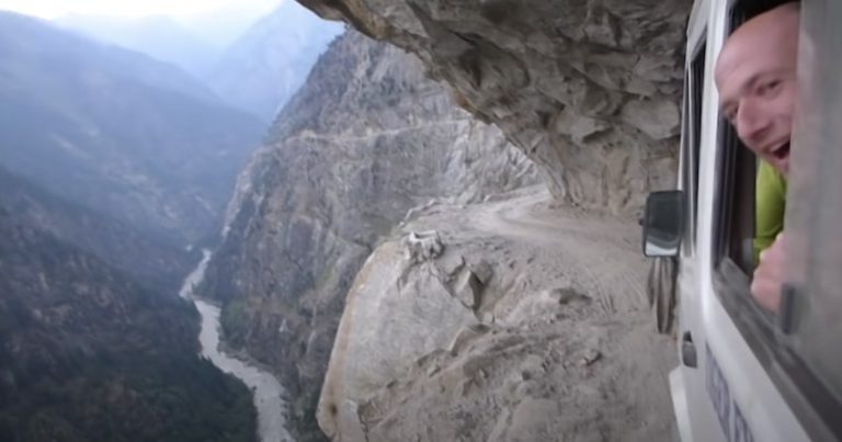 Man Films His Crazy Bus Ride in The Himalayas