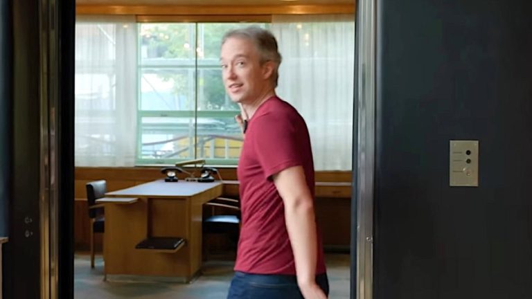 man built office in elevator